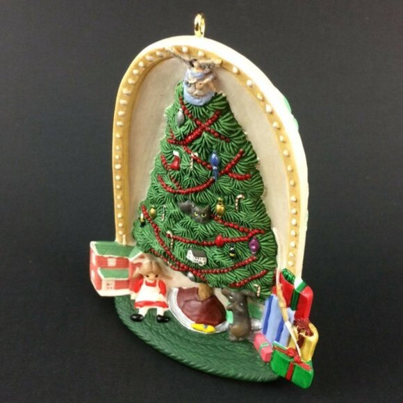 1995 Christmas Morning Hallmark Decoration Ornament Tree Presents Cat Dog Family - Picture 5 of 12